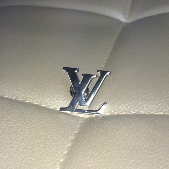 Louis Vuitton pin silver color counter staff - Picture 2 of 7